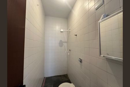 Casa de condomínio para alugar com 375m², 4 quartos e 4 vagasBanheiro de serviço