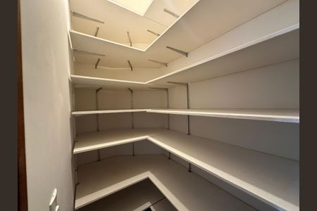 Casa de condomínio para alugar com 375m², 4 quartos e 4 vagasDespensa
