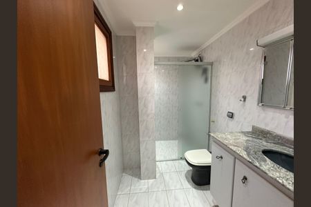 Casa de condomínio para alugar com 375m², 4 quartos e 4 vagasBanheiro da Suíte 3