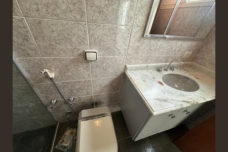 Casa de condomínio para alugar com 375m², 4 quartos e 4 vagasBanheiro da Suíte 1