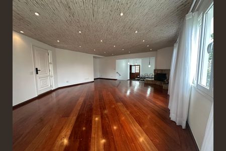 Casa de condomínio para alugar com 375m², 4 quartos e 4 vagasSala