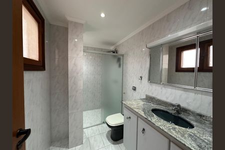 Casa de condomínio para alugar com 375m², 4 quartos e 4 vagasBanheiro da Suíte 3