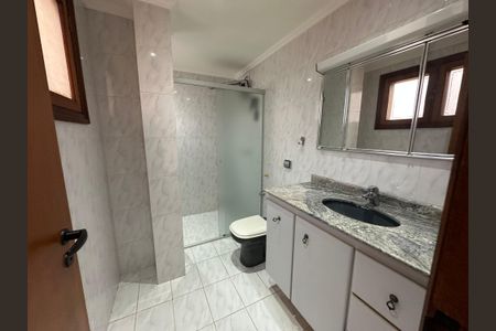 Casa de condomínio para alugar com 375m², 4 quartos e 4 vagasBanheiro da Suíte 3