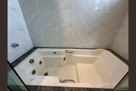 Casa de condomínio para alugar com 375m², 4 quartos e 4 vagasBanheiro da Suíte 4