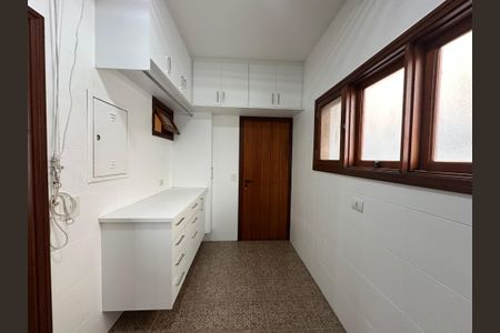 Casa de condomínio para alugar com 375m², 4 quartos e 4 vagasÁrea de Serviço