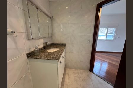 Casa de condomínio para alugar com 375m², 4 quartos e 4 vagasBanheiro da Suíte 4