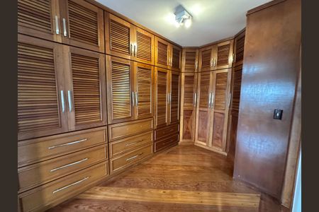 Casa de condomínio para alugar com 375m², 4 quartos e 4 vagasCloset da suíte 2