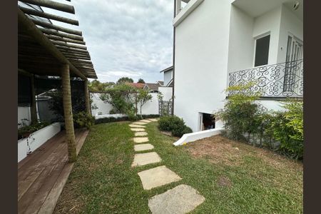 Casa de condomínio para alugar com 375m², 4 quartos e 4 vagasQuintal