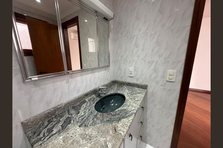 Casa de condomínio para alugar com 375m², 4 quartos e 4 vagasBanheiro da Suíte 3