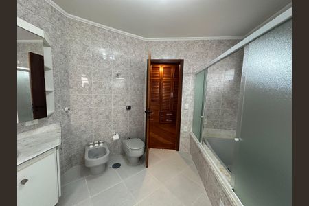 Casa de condomínio para alugar com 375m², 4 quartos e 4 vagasBanheiro da Suíte 2