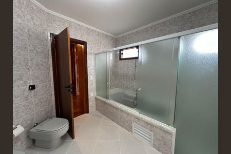Casa de condomínio para alugar com 375m², 4 quartos e 4 vagasBanheiro da Suíte 2