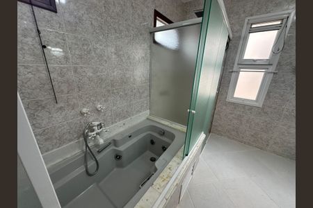 Casa de condomínio para alugar com 375m², 4 quartos e 4 vagasBanheiro da Suíte 2