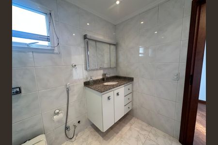 Casa de condomínio para alugar com 375m², 4 quartos e 4 vagasBanheiro da Suíte 4
