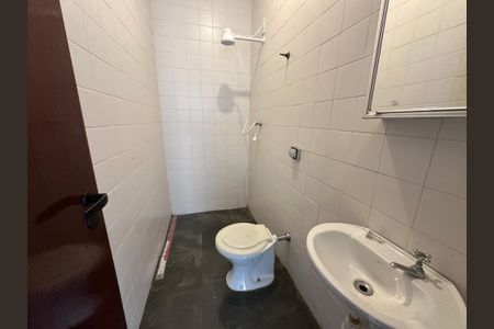 Casa de condomínio para alugar com 375m², 4 quartos e 4 vagasBanheiro de serviço