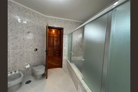 Casa de condomínio para alugar com 375m², 4 quartos e 4 vagasBanheiro da Suíte 2