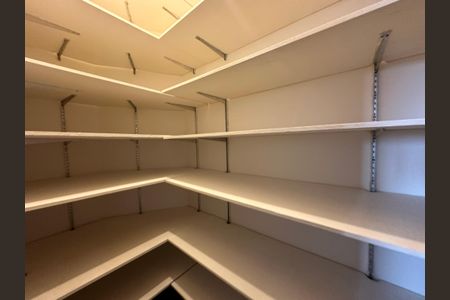Casa de condomínio para alugar com 375m², 4 quartos e 4 vagasDespensa