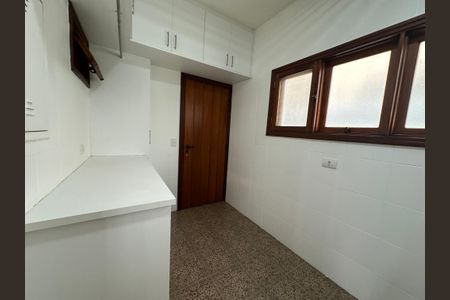 Casa de condomínio para alugar com 375m², 4 quartos e 4 vagasÁrea de Serviço