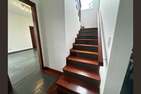 Casa de condomínio para alugar com 375m², 4 quartos e 4 vagasEscada