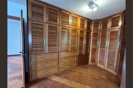 Casa de condomínio para alugar com 375m², 4 quartos e 4 vagasCloset da suíte 2