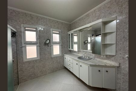 Casa de condomínio para alugar com 375m², 4 quartos e 4 vagasBanheiro da Suíte 2