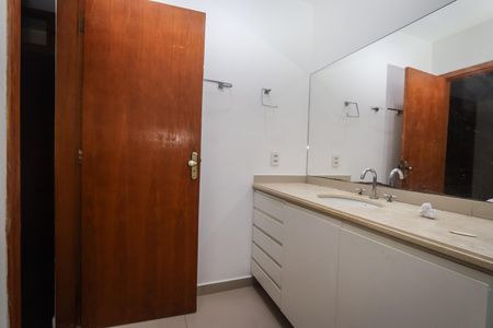 Casa para alugar com 125m², 2 quartos e 2 vagasBanheiro da Suite