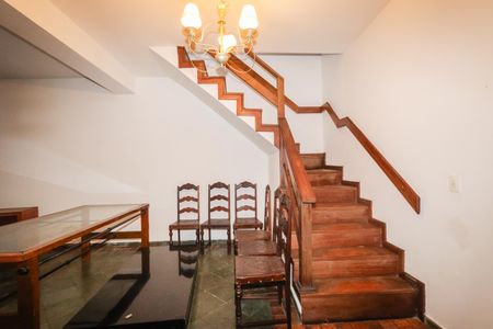 Casa para alugar com 125m², 2 quartos e 2 vagasEscada