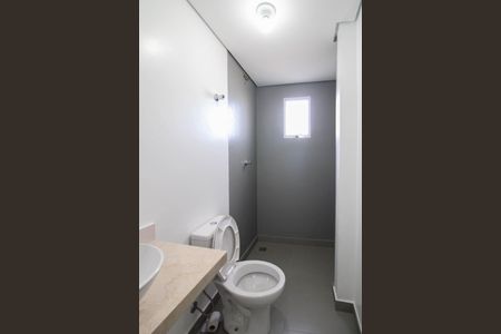 Banheiro de casa para alugar com 1 quarto, 35m² em Jardim Ipe, São Paulo
