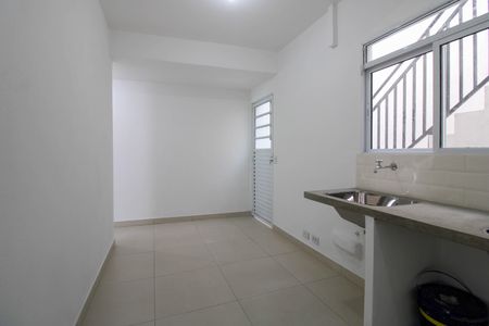 Cozinha e Área de Serviço de casa para alugar com 1 quarto, 35m² em Jardim Ipe, São Paulo