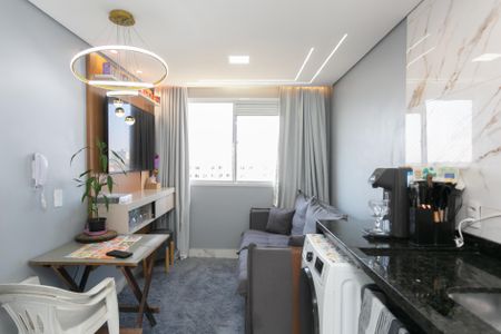 Sala / Cozinha  de apartamento para alugar com 2 quartos, 33m² em Vila Carmosina, São Paulo