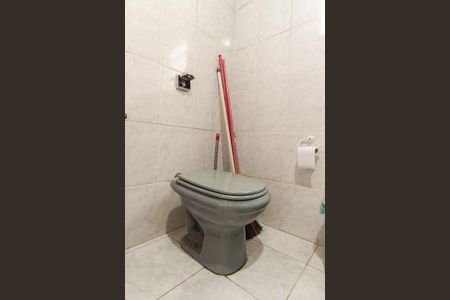 Casa à venda com 580m², 2 quartos e 12 vagasCasa 2 - Banheiro