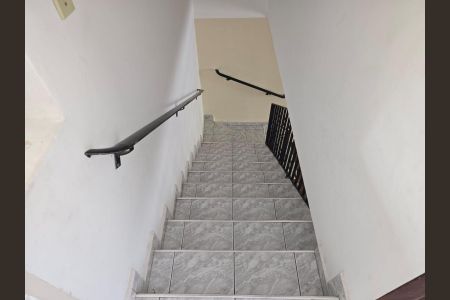 Casa para alugar com 84m², 2 quartos e 1 vagaEscada acesso aos Quartos 