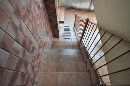 Casa à venda com 400m², 8 quartos e 4 vagasEscada de acesso