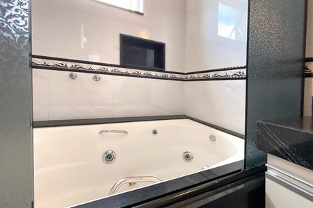 Apartamento à venda com 340m², 5 quartos e 3 vagasBanheiro da Suíte 2