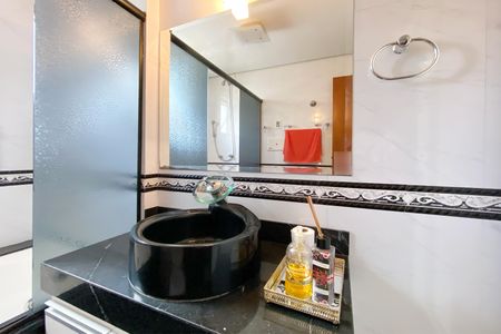 Apartamento à venda com 340m², 5 quartos e 3 vagasBanheiro da Suíte 2