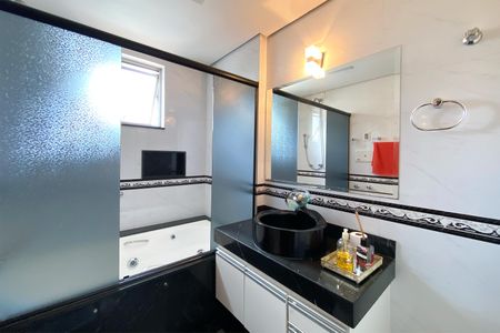 Apartamento à venda com 340m², 5 quartos e 3 vagasBanheiro da Suíte 2