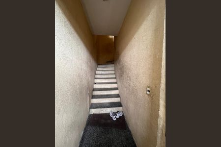 Casa de condomínio à venda com 140m², 3 quartos e 2 vagasEscada