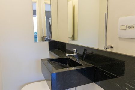 Casa de condomínio à venda com 206m², 4 quartos e 2 vagasLavabo