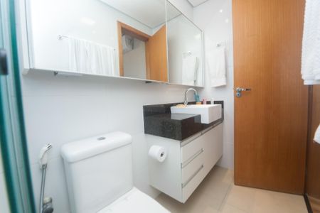 Apartamento à venda com 180m², 3 quartos e 2 vagas Apartamento à venda com 180m², 3 quartos e 2 vagasBanheiro suite