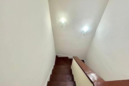 Casa à venda com 106m², 2 quartos e 1 vaga Casa à venda com 106m², 2 quartos e 1 vagaEscada