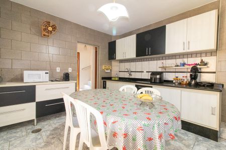 Casa à venda com 270m², 4 quartos e 4 vagas Casa à venda com 270m², 4 quartos e 4 vagasCozinha
