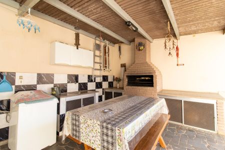 Casa à venda com 270m², 4 quartos e 4 vagas Casa à venda com 270m², 4 quartos e 4 vagasChurrasqueira