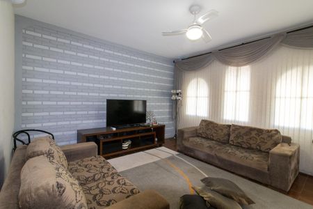 Casa à venda com 270m², 4 quartos e 4 vagas Casa à venda com 270m², 4 quartos e 4 vagasSala