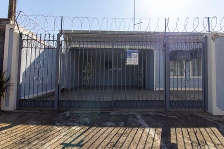 Casa à venda com 270m², 4 quartos e 4 vagas Casa à venda com 270m², 4 quartos e 4 vagasFachada