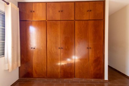 Casa à venda com 270m², 4 quartos e 4 vagas Casa à venda com 270m², 4 quartos e 4 vagasQuarto 3