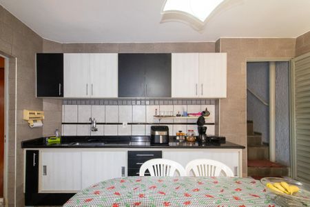 Casa à venda com 270m², 4 quartos e 4 vagas Casa à venda com 270m², 4 quartos e 4 vagasCozinha