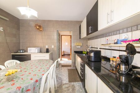 Casa à venda com 270m², 4 quartos e 4 vagas Casa à venda com 270m², 4 quartos e 4 vagasCozinha