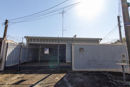 Casa à venda com 270m², 4 quartos e 4 vagas Casa à venda com 270m², 4 quartos e 4 vagasFachada