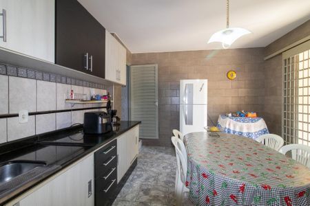 Casa à venda com 270m², 4 quartos e 4 vagas Casa à venda com 270m², 4 quartos e 4 vagasCozinha