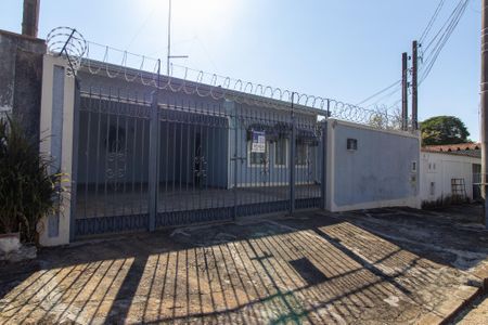 Casa à venda com 270m², 4 quartos e 4 vagas Casa à venda com 270m², 4 quartos e 4 vagasFachada