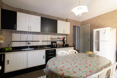 Casa à venda com 270m², 4 quartos e 4 vagas Casa à venda com 270m², 4 quartos e 4 vagasCozinha